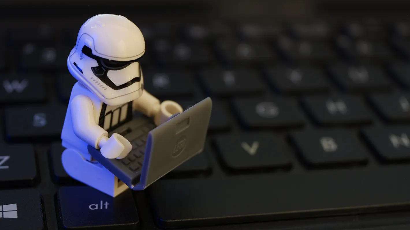 Campaigning: Stormtrooper auf Laptop Tastatur