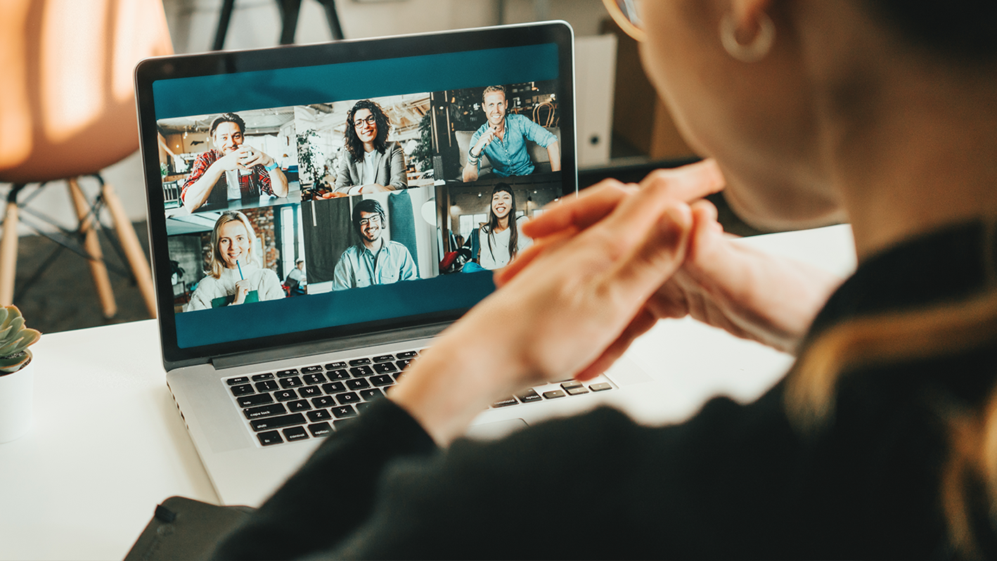 Videokonferenz: Mensch vor Laptop, auf Display ist Online-Meeting