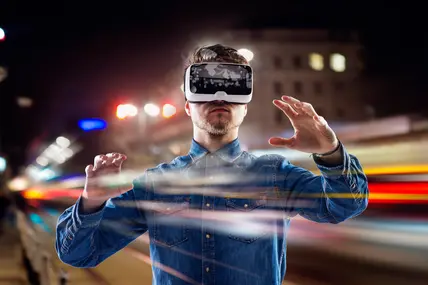 Mann mit Virtual-Reality-Brille.